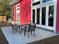 Quiet oasis steps from the Sooke River. スークのホテル