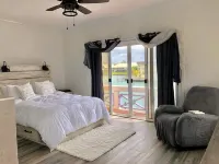 European designed townhouse with boat dock access and 5 mins walk from beach.