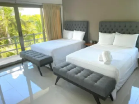 Paraiso304; Entire Luxury Condo 3 minute walk from the beach