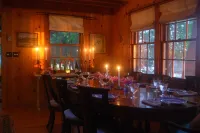 火炬湖畔私家沙灘 • 度假小屋 + 家庭旅館 • 步行可至奧爾登(Private Sandy Beach on Torch Lake • Cottage + Guest House • Walk to Alden)