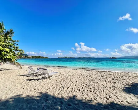 Immerse Yourself in Luxury at our breathtaking beachfront Condo! Hoteles en Santo Tomás