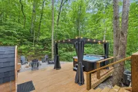 Winter Retreat! w/ Hot Tub, Sauna & Firepit Near Natural Bridge SP + Rrg Trails!