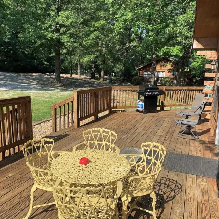 Beautiful Log Cabin w/loft. 1/2 mile to Red's Landing Boat Launch! A+ fishing.