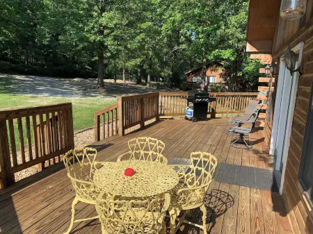 Beautiful Log Cabin w/loft. 1/2 mile to Red's Landing Boat Launch! A+ fishing.