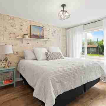 Heritage Retreat: Hot Tub, Private Yard, Firepit, Sleep 10 Rooms