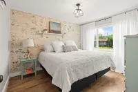 Ultimate Heritage Retreat: Hot Tub, Cold Plunge, Private Yard, Vernon Hotels in Vernon