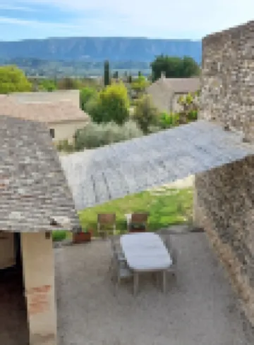 GIte in a quiet hamlet near Gordes