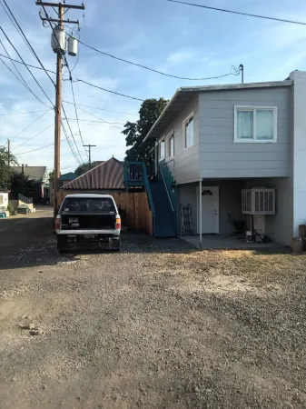 2nd floor Apt centrally located. a block from court house, post office, library!