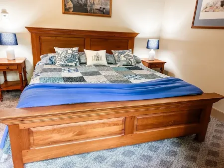 Lakeside, cozy cottage suite, perfect for couple!