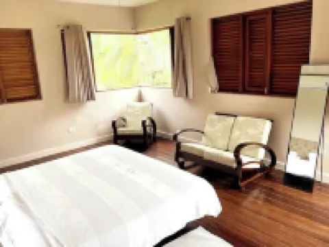 Large modern villa with pool on West Coast near beach & restaurants w/ parking. ドゥランツのホテル