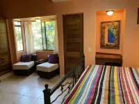 Amazing views, 5 minutes from downtown or the beach, quiet area of town