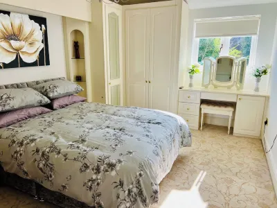 Stratford 4 BR Family Mansion with Pool, Gym & BBQ