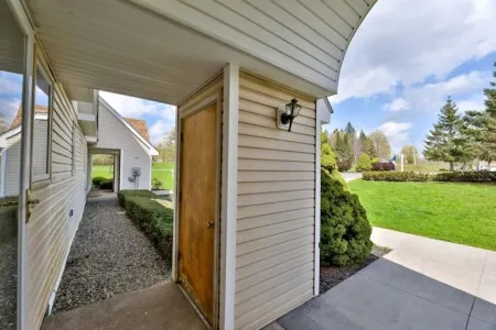 Spacious Townhouse minutes from Village and Slopes with shuttle to mountain