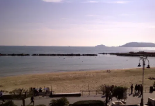 Idyllic air-conditioned apartment with private garden, by the sea