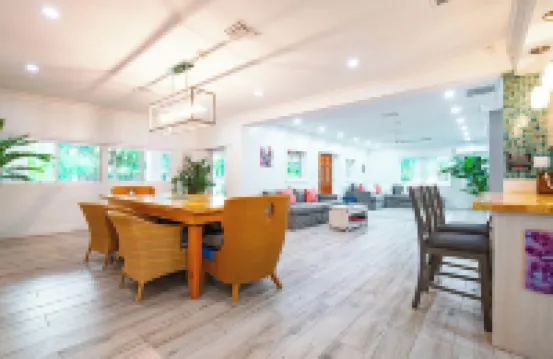 4-bedroom House with private Pool - walking distance to Baha Mar and Beach