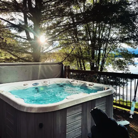 Cozy 4 Season Cottage stunning sunsets on Sparrow LakePet friendly)New Hot Tub