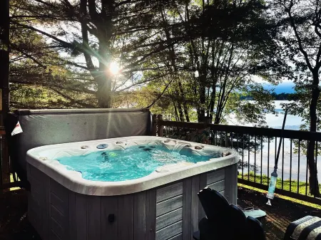 Cozy 4 Season Cottage stunning sunsets on Sparrow LakePet friendly)New Hot Tub