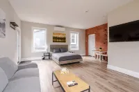 Single Bachelor unit en-suite Across from Google