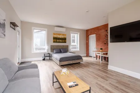 Single Bachelor unit en-suite Across from Google