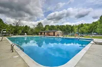 Huge Deck: Stunning Pocono Lake Vacation Rental! - de playa