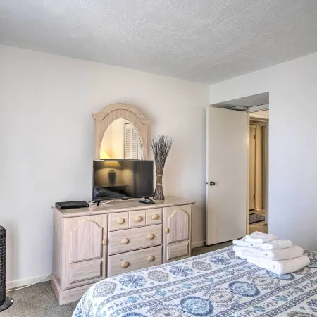 Sunny Cocoa Beach Condo w/ Balcony & Pool Access