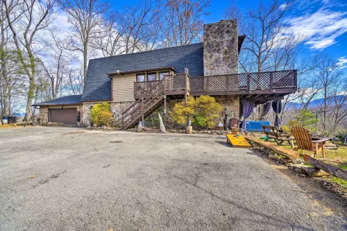 Mtn-View Cabin w/ Deck: 5 Mi to Gatlinburg! - bar