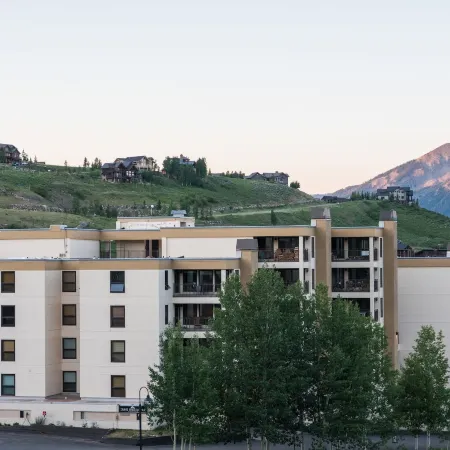 Recently Updated Plaza  3 Bedroom Condo - No Cleaning Fee! by RedAwning