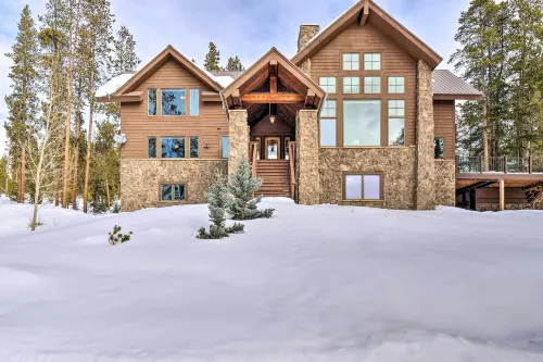 Grand Fraser Escape w/ Private Deck & Hot Tub - WiFi