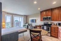 Pacific Reef Hotel & Light Show Hotels in Gold Beach