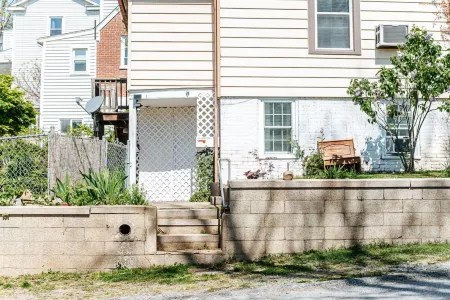 Secret Garden Studio Отели рядом с достопримечательностью «Университет Мэри Болдуин»