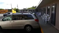 Maples Motel - parking