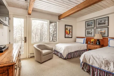 Deluxe 2 Bedroom Apartments at Resort with Outdoor Pool & Hot Tub