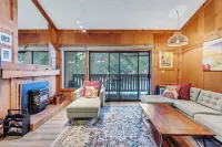 Modern & Sleek Condo - Creekside #110