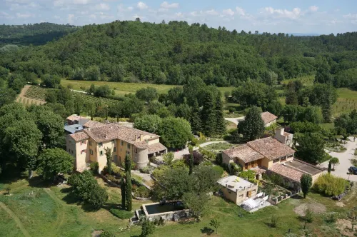 Une Campagne En Provence - Pensions