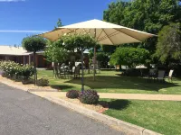 Wine Village Motor Inn - parking