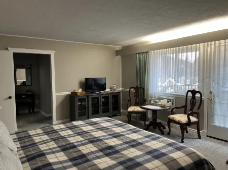 Sunny Shuswap B&B Отели в г. Чейз