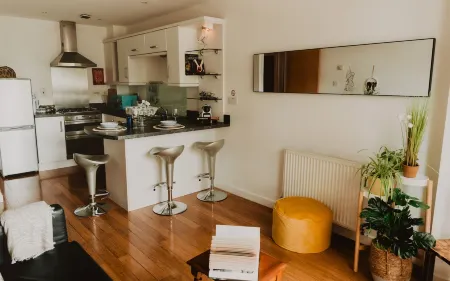 Lovely Bohemian Apartment in Heart of City Life Отели рядом с достопримечательностью «Trades Hall of Glasgow»