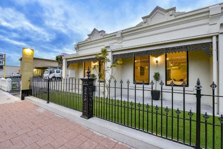 Aloha Central Premium Studios Отели рядом с достопримечательностью «Кейв Гарден»