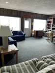 Shoreline Inn - parking