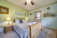 'Campbell Retreat' in Maggie Valley w/ Deck! - Parkplatz