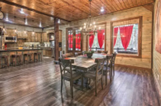 Stylish Broken Bow Cabin w/ Hot Tub + Fire Pit!