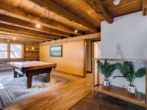 Stunning large Cabin with Hot tub, AC, Pool table, fenced yard 卡馳納山莊酒店
