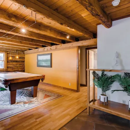 Stunning large Cabin with Hot tub, AC, Pool table, fenced yard