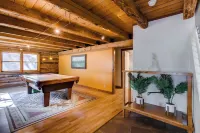 Stunning large Cabin with Hot tub, AC, Pool table, fenced yard