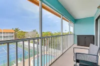 Pelican Cove Condo at Bradenton Beach w/ Pool! - Parkering