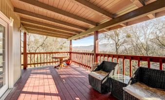 Pet-Friendly Grants Pass Home with Hot Tub!