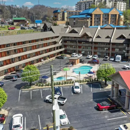 Crossroads Inn & Suites