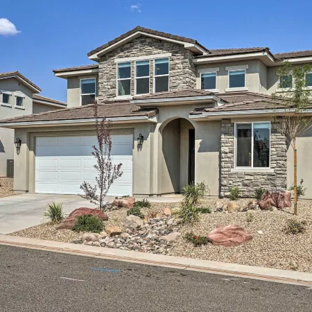 Community Pool & Private Hot Tub: Washington Home!