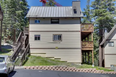 Mammoth Lakes Condo w/ Fireplace & Mountain Views