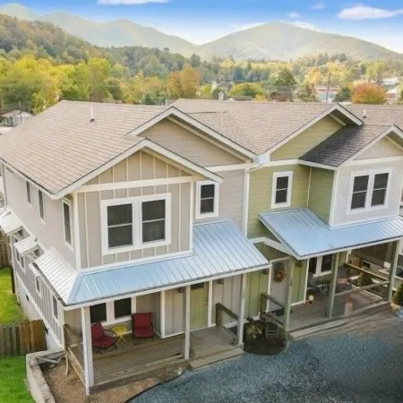 Stylish Downtown Gem • Hot Tub • Custom Bunkroom • Walk Everywhere, Relax, Enjoy